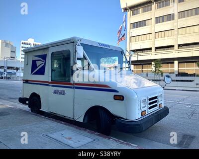 LOS ANGELES, CA, JUIN 2020 : MINIBUS DE livraison US postal Service garé sur le côté d'une rue dans le centre-ville Banque D'Images