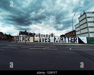 Des vies noires sont écrites sur un mur à Forest Hill En juillet 2020 en Angleterre Banque D'Images