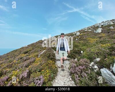 Walker sur le sentier de la falaise à Holyhead, près de South Stack, Anglesey, au nord du pays de galles Banque D'Images