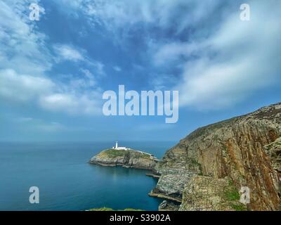 Vue grand angle, composition du paysage, phare de la pile sud, Holyhead, Anglesey, pays de galles du nord, espace texte Banque D'Images