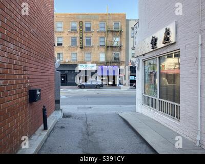 LOS ANGELES, CA, JUIN 2020 : vue sur les magasins et un hôtel depuis l'allée de Little Tokyo, centre-ville Banque D'Images