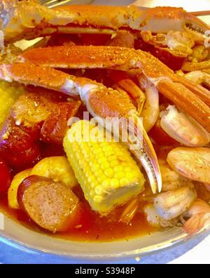 Low Country Boil , crevettes et pattes de crabe Banque D'Images