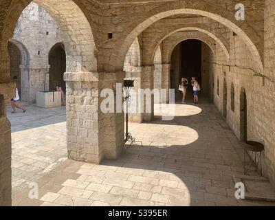 Arches ombrages dans la vieille ville de Dubrovnik Croatie Banque D'Images