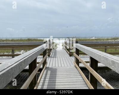 Passerelle menant à la plage de sable blanc de Floride Banque D'Images