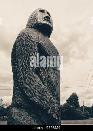 Statue en bois sculpté de Sasquatch regarde pensivement le ciel en noir et blanc photo, Caroline du Nord Banque D'Images