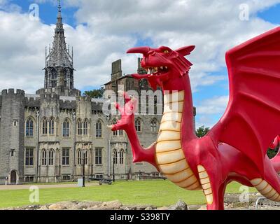 Modèle de dragon rouge devant l'un des Bâtiments dans le terrain du château de Cardiff Banque D'Images