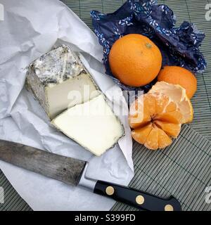 Fromage de chèvre et agrumes en forme de pyramide française. Banque D'Images