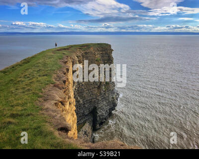Une figure solitaire sur Nash point, Glamorgan Heritage Coast, au sud du pays de Galles. Banque D'Images