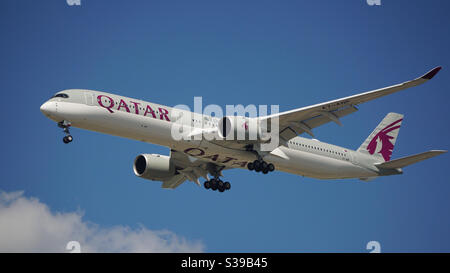 L’Airbus A350 de Qatar Airways se prépare à l’atterrissage à Chicago O’Hare Aéroport international Banque D'Images