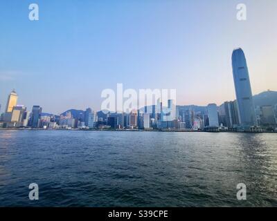 Vue panoramique sur l'île de Hong Kong depuis Kowloon. Banque D'Images
