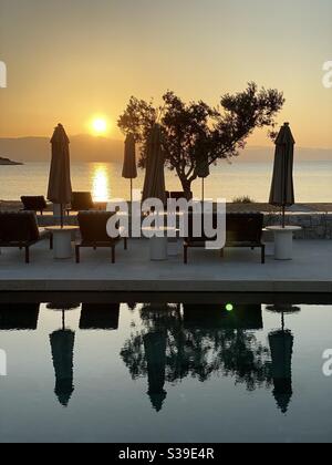 Piscine Amanzoe Beach Club au coucher du soleil Banque D'Images