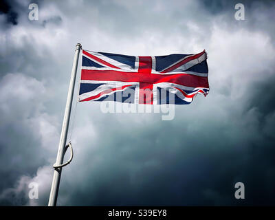 Le drapeau du Royaume-Uni flotte fièrement dans un vent fort. La croix rouge de Saint-George. Le bleu et le blanc de la Nation écossaise. Photo - ©️ COLIN HOSKINS. Banque D'Images