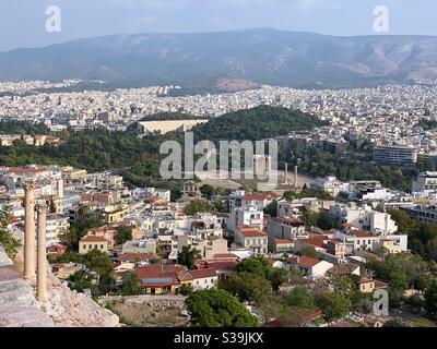 Vue sur Florence et le temple de Zeus olympique depuis la colline de l'Acropole à Athènes, Grèce Banque D'Images