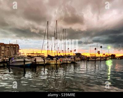 Tempête de nuages chambre au-dessus du port à Sunset Dunedin en Floride Banque D'Images