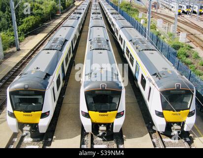 Trois trains électriques de classe 700 de British Rail pour Thameslink au dépôt ferroviaire de Bedford, Bedfordshire, Angleterre, Royaume-Uni. Banque D'Images