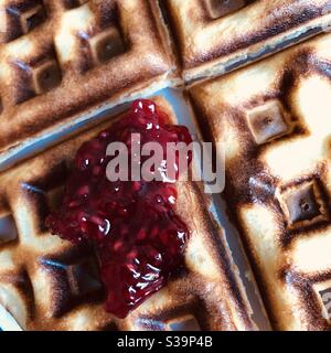 Gaufres belges savoureuses avec confiture de framboises - gros plan Banque D'Images