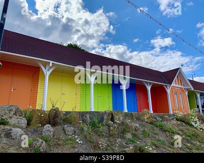 Plage multicolore Hurts, North Bay, Scarborough Beach, Yorkshire, Royaume-Uni. Banque D'Images