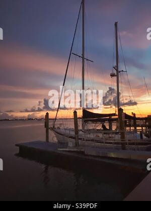 Tout est calme à la marina de Dunedin à Sunset Florida Banque D'Images