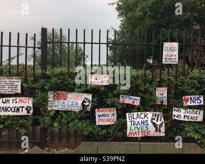Des écriteaux attachés aux rails du terrain de loisirs de Lordship à Tottenham, Londres, après une manifestation de Black Lives Matter. Banque D'Images
