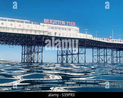 Vue sur la jetée de Brighton depuis l'eau avec des ondulations Banque D'Images