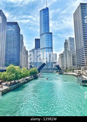 Vue sur le centre-ville de Chicago et la Trump Tower depuis Chicago Rivière par une belle journée d'été Banque D'Images