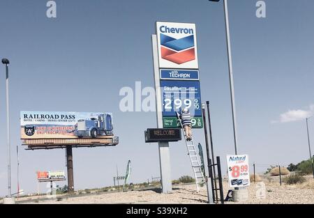 Les prix de l'essence changent à Chevron Banque D'Images