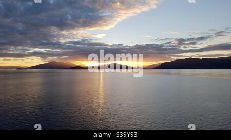 Paysage de mer de coucher de soleil sur la colline Banque D'Images