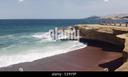 La plage rouge de Playa Roja, Réserve nationale de Paracas, Pérou Banque D'Images