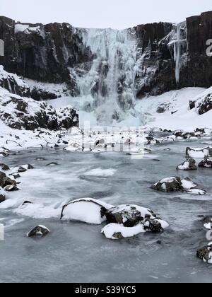 Chute d'eau gelée Gufufoss en Islande. Banque D'Images