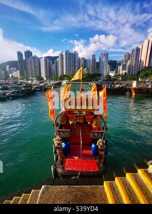Un bateau d'excursion Sampan près d'Aberdeen à Hong Kong. Banque D'Images
