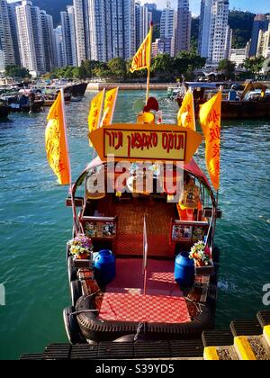Thomas Sampan bateau d'excursion en attente de touriste à ap Lei Chau, Hong Kong. Banque D'Images