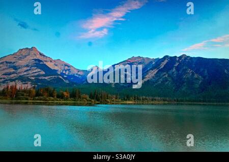 Vers l'Alberta, lever du soleil, autoroute TransCanada, Rocheuses canadiennes, parc provincial de la vallée de la Bow, Alberta. Voyager en Alberta, Lac des Arcs Banque D'Images