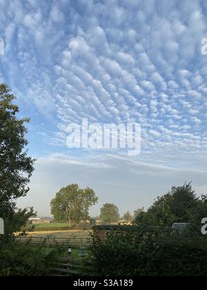 Un ciel de maquereau sur la campagne Banque D'Images