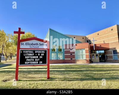 Calgary, Alberta, Canada. 27 septembre 2020. Un bâtiment de l'école, St, Elizabeth Seton vue de face avec un panneau avec des informations sur une ouverture virtuelle et une journée de photo. Banque D'Images