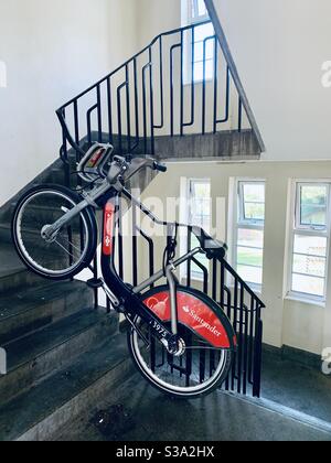 Boris Bike garée dans un pâté de maisons d'appartements à Forest Côte Banque D'Images