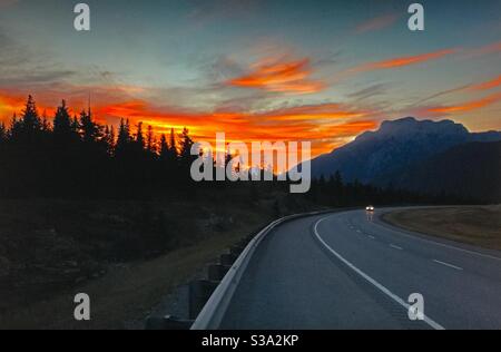 En direction de l'Alberta, parc provincial de la vallée de la Bow, Rocheuses canadiennes, montagnes Rocheuses, lever du soleil, reflets de montagne , miroir, le long de la route TransCanada Banque D'Images