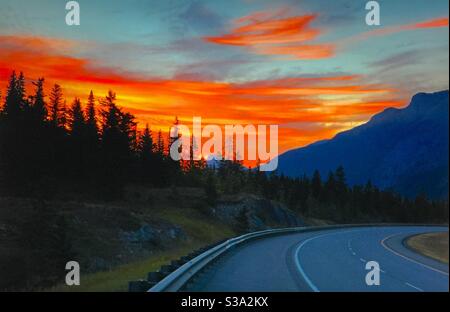 En direction de l'Alberta, parc provincial de la vallée de la Bow, Rocheuses canadiennes, montagnes Rocheuses, lever du soleil, reflets de montagne , miroir, le long de la route TransCanada Banque D'Images