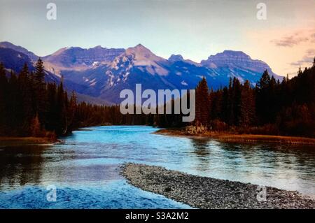 En Alberta, Bow River, parc provincial de Bow Valley, Rocheuses canadiennes, montagnes Rocheuses, lever du soleil, reflets de montagne, miroir, le long de l'autoroute TransCanada Banque D'Images