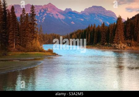 En Alberta, Bow River, parc provincial de Bow Valley, Rocheuses canadiennes, montagnes Rocheuses, lever du soleil, reflets de montagne, miroir, le long de l'autoroute TransCanada Banque D'Images