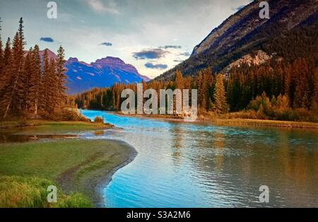 En Alberta, Bow River, parc provincial de Bow Valley, Rocheuses canadiennes, montagnes Rocheuses, lever du soleil, reflets de montagne, miroir, le long de l'autoroute TransCanada Banque D'Images