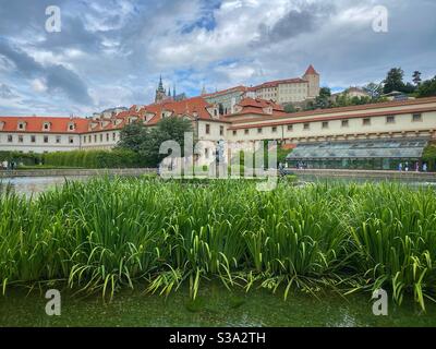 Vue sur le château de Prague depuis les jardins de Wallenstein (Valdstejnska zahrada). Banque D'Images