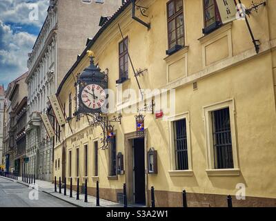 Entrée à la célèbre brasserie ancienne U Fleku au coeur de Prague fondée en 1499. Banque D'Images