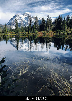 Mt Shuksan réfléchissant dans le lac Picture Banque D'Images