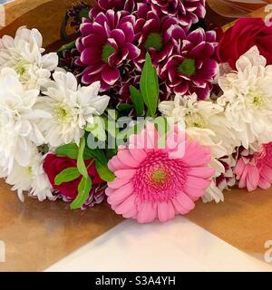 Bouquet de fleurs, y compris les roses rouges et les Gerbera. Banque D'Images