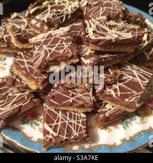 Assiette de fantaisie avec carrés de pain court en caramel au chocolat Banque D'Images