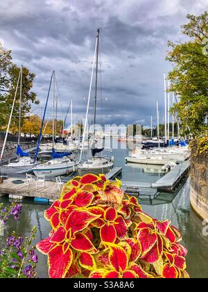 Port Dalhousie Harbour en Ontario, Canada par une journée nuageux. Banque D'Images