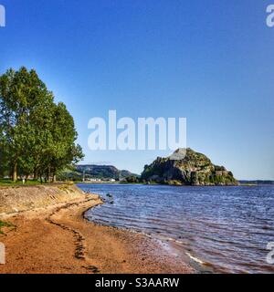 Château de Dumbarton sur Dumbarton Rock et Levengrove Park dans l'ouest du Dunbartonshire, en Écosse. Banque D'Images