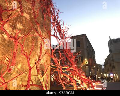 Monument de la ville de Coral dans la ville d'Alghero en Sardaigne . Alghero est nominé par l'UNESCO comme ville d'art du corail. Banque D'Images