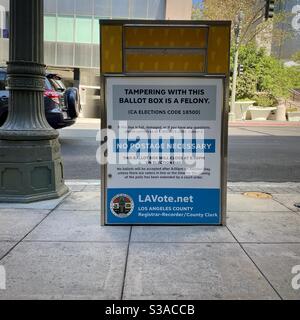 LOS ANGELES, CA, OCT 2020: Vue de face, directement sur, boîte de dépôt officielle à l'extérieur de la bibliothèque publique centrale dans le centre-ville pour les élections de novembre et les bulletins de vote par la poste Banque D'Images