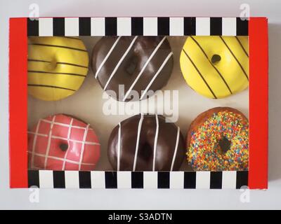 six beignets dans une boîte à emporter Banque D'Images